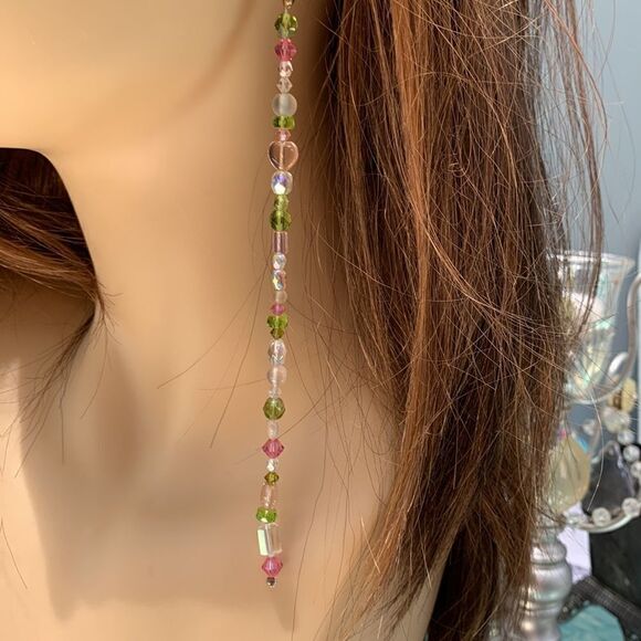 Single strand one ear assmetrical beaded pierced earring, hand beaded - Picture 3 of 5